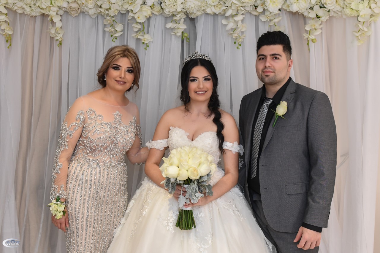 العروس مع والدتها وشقيقها انطوني